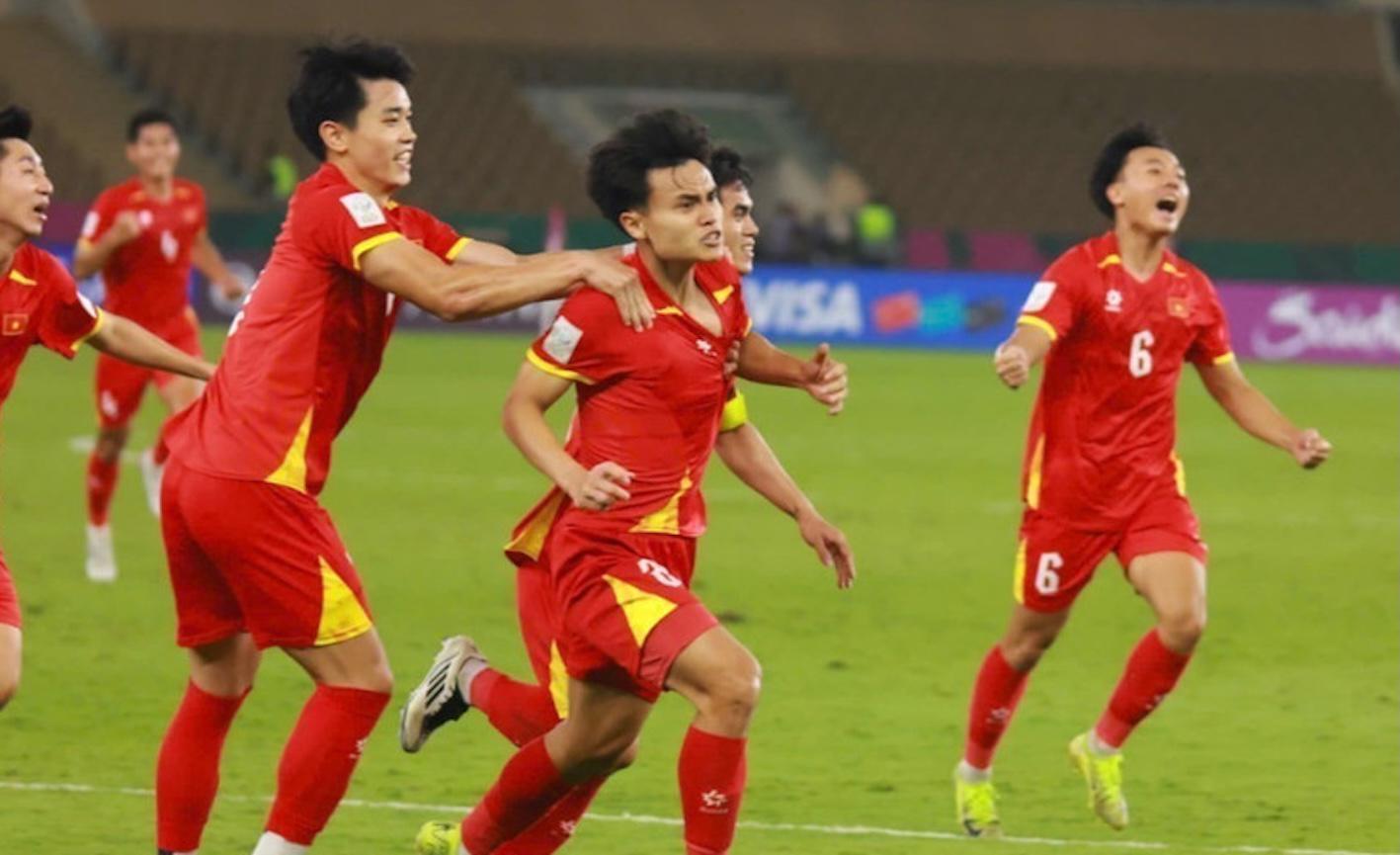 世界杯官网直播app下载最新版-5-3点胜！3-2绝杀！U23亚洲杯4强诞生2席，中国队若晋级将战越南