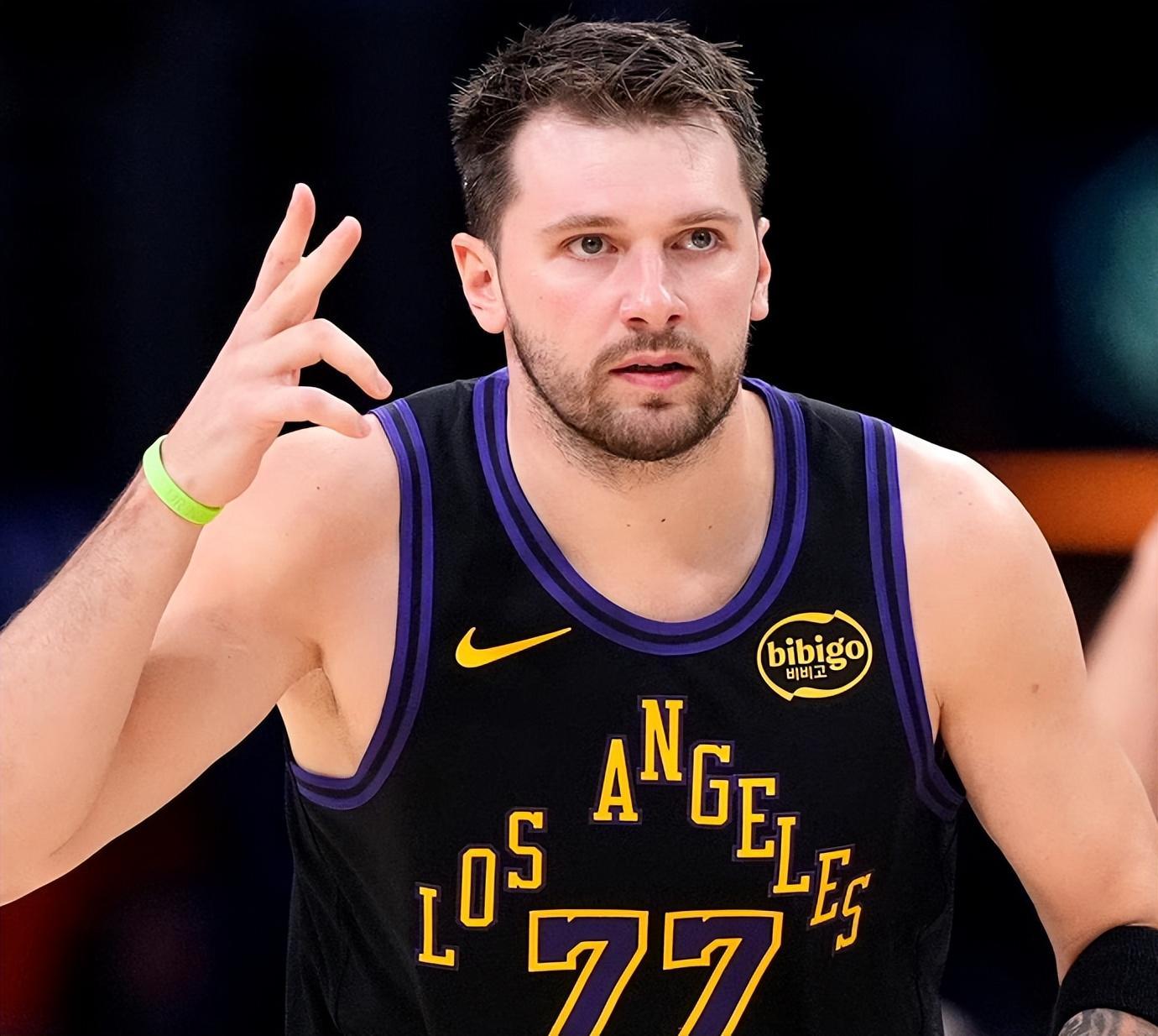 世界杯官方直播软件安装-42分5板12助0失误！东契奇一战刷爆多项NBA纪录，三分王有悬念了